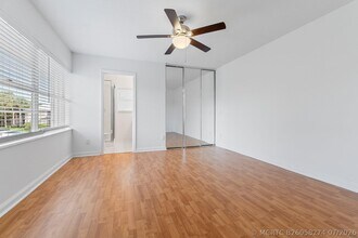 Building Photo - 2406 SW Danbury Ln