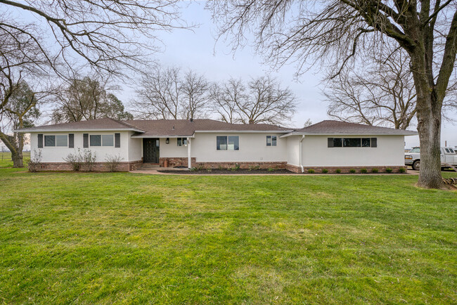 Building Photo - 10828 Davis Rd