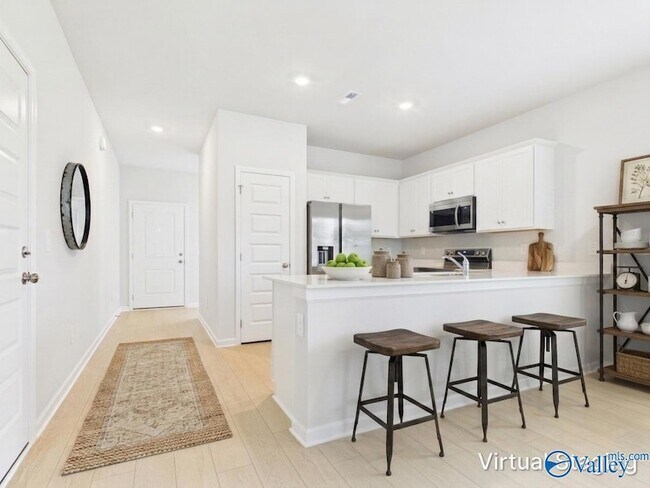 Building Photo - 15395 GRAYSON CIR
