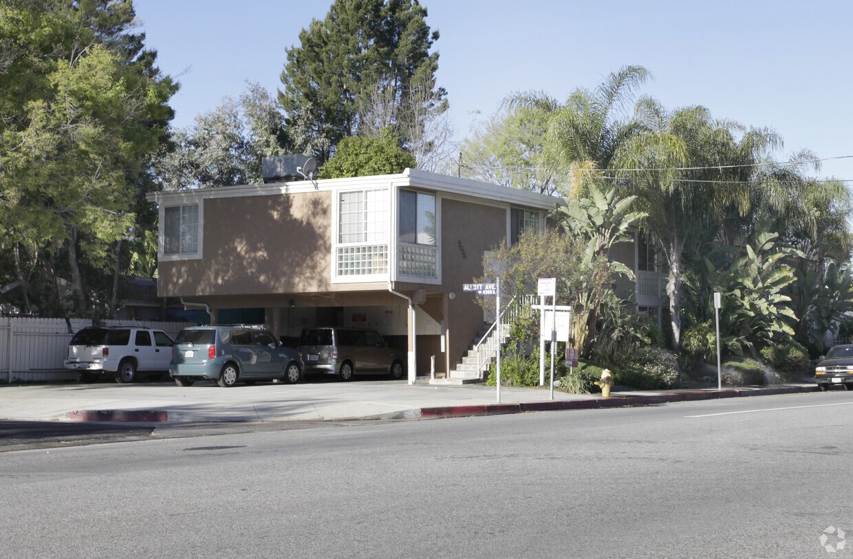 Foto principal - 13530 Moorpark St