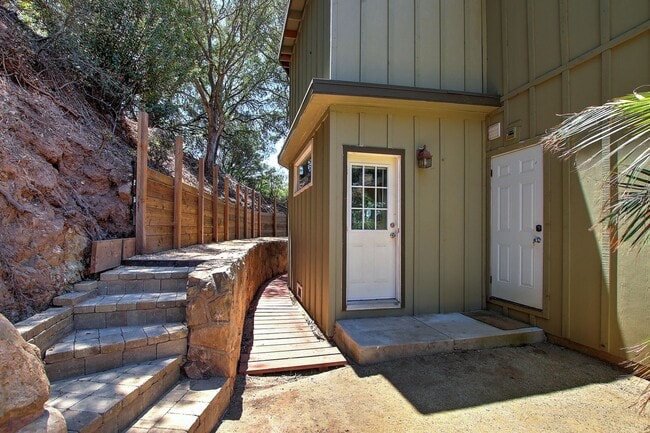 Building Photo - 3021 Hidden Valley Ln