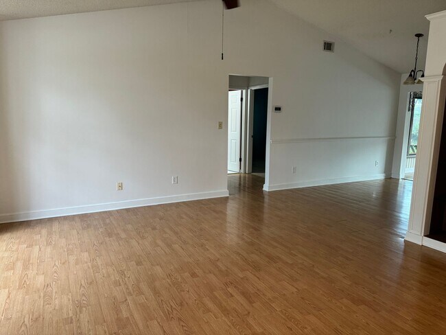 Building Photo - METROWEST 3 BEDROOOM 2 BATH POOL HOME