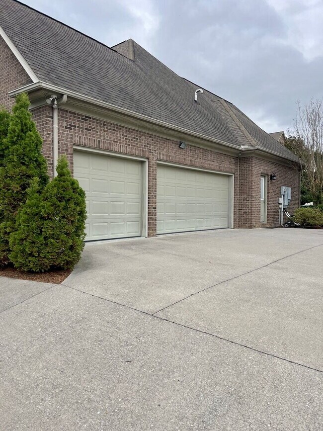 Building Photo - 4BR Home in Summer Rose with Two Primary Suites | 3,271 Sq Ft | Flexible Layout