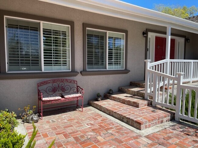 Building Photo - Gorgeous updated single level home in S.Wa...