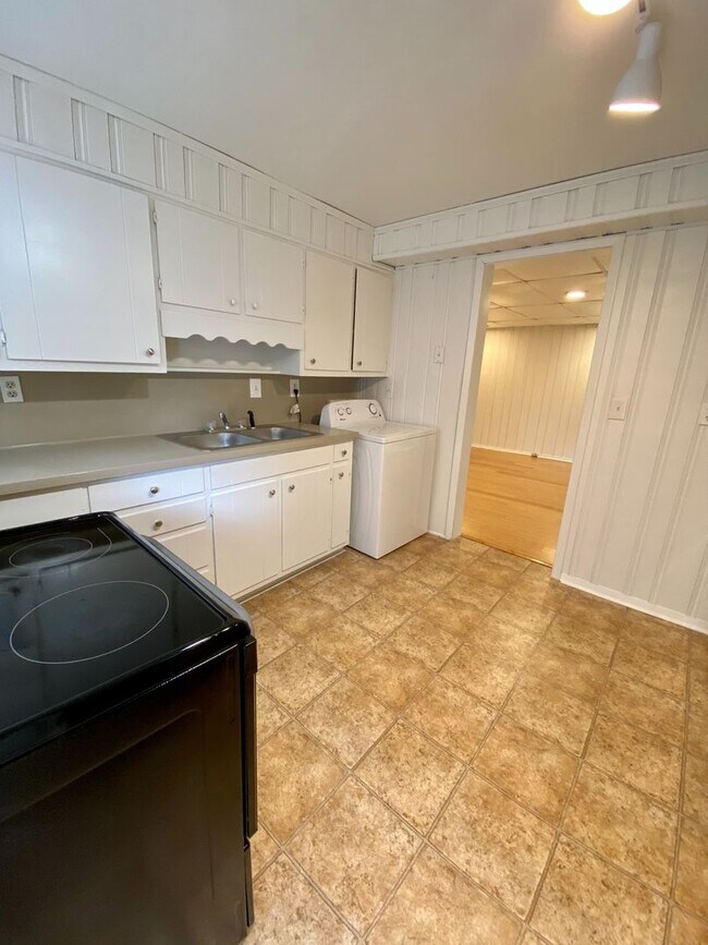 Building Photo - 205-Hillcrest