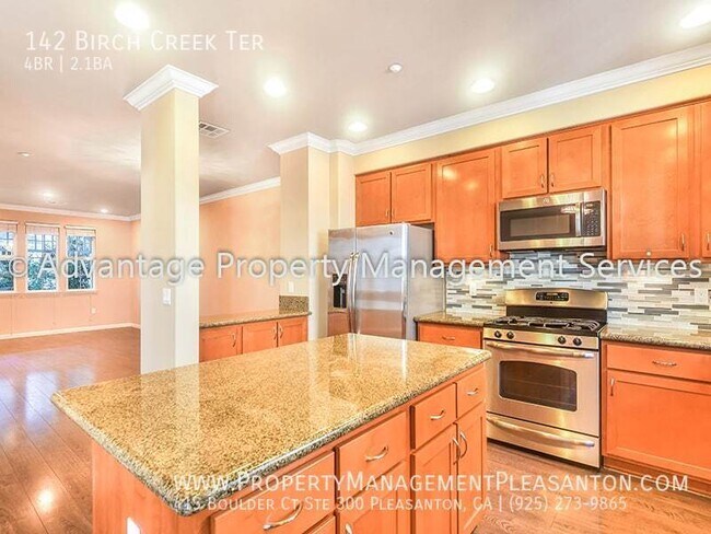 Building Photo - Exquisite Tri-Level 3 Bed w Office / 2.5 B...