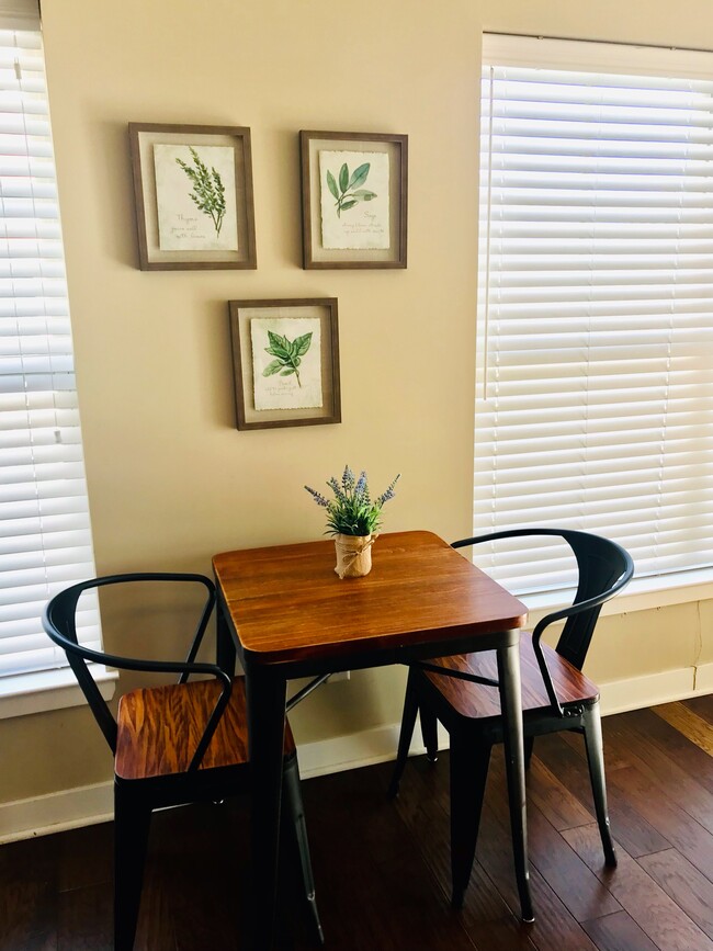 Kitchen table - 1670 Raven Dr