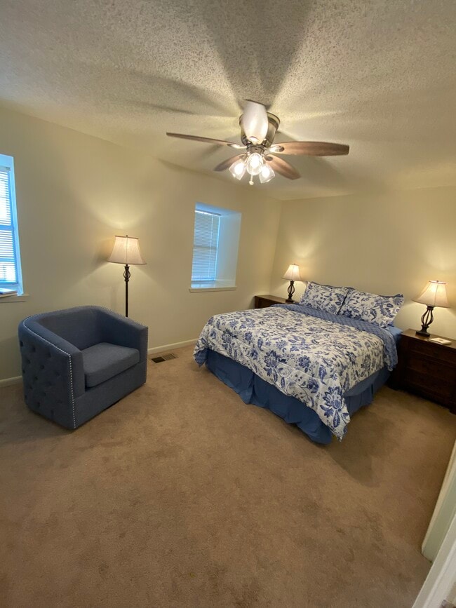 Cama tamaño queen y muebles incluidos. - 102 Michael Dr