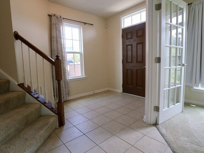 Foto del edificio - 4BR Corner Townhome in West Broad Village