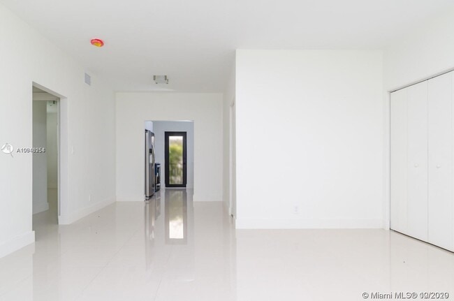 Building Photo - 1795 Normandy Dr