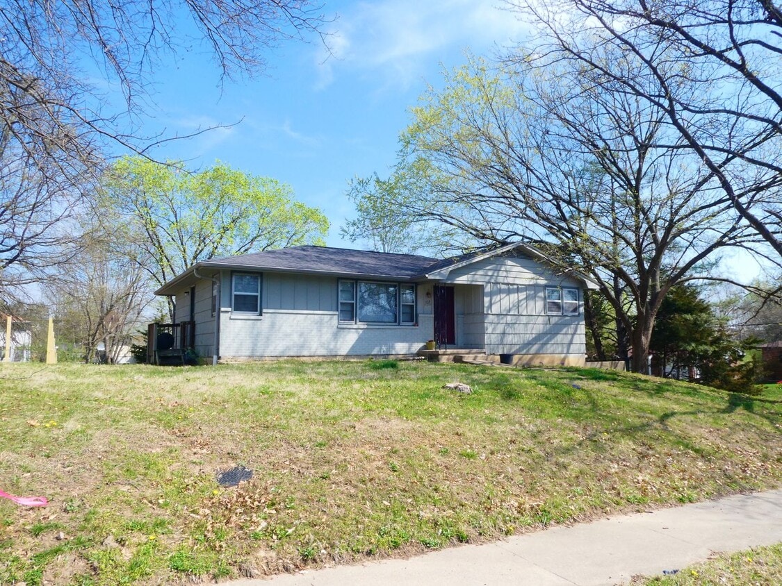 Primary Photo - 3 bed, 2 bath home in Parkade area