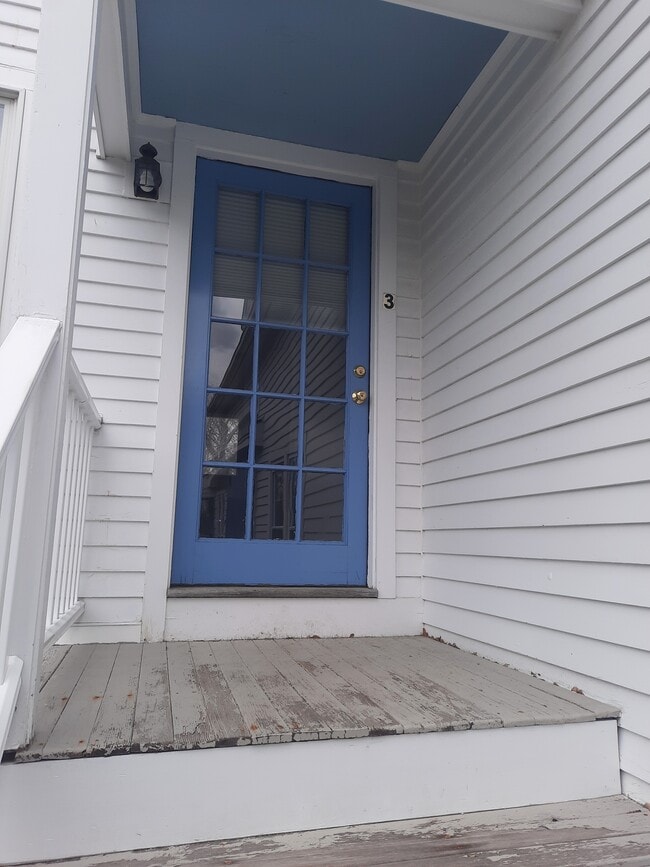 Building Photo - 715 Main St