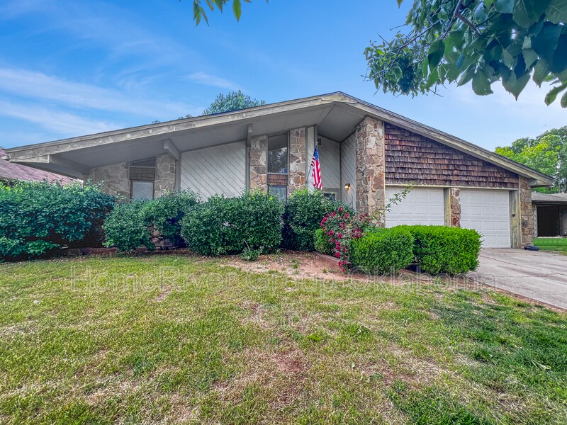 Primary Photo - 9005 N Davis Ave