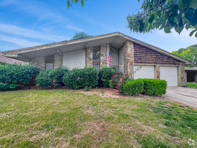 Building Photo - 9005 N Davis Ave