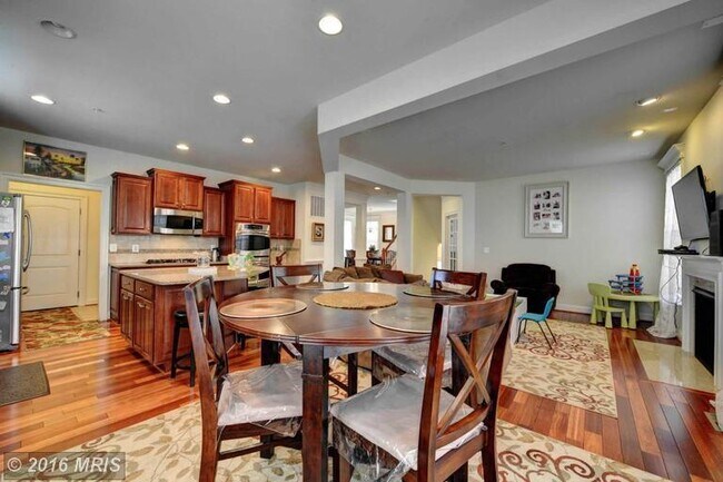 Building Photo - 4 + 4.5 BA  - Custom Home - Close in Kensington