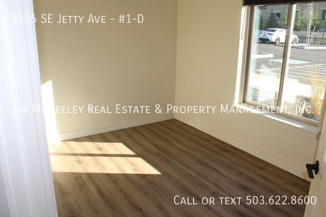 Building Photo - Lower level 2 bed/ 1 bath w/ 1 Assigned Pa...