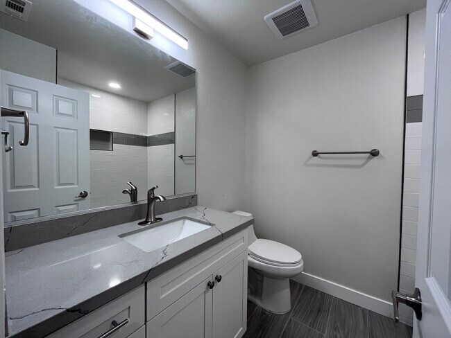 Building Photo - 2834 E Frontera St