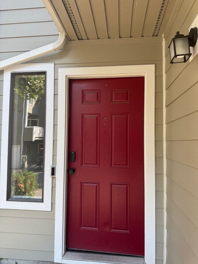 Building Photo - Gorgeous Juanita Townhome