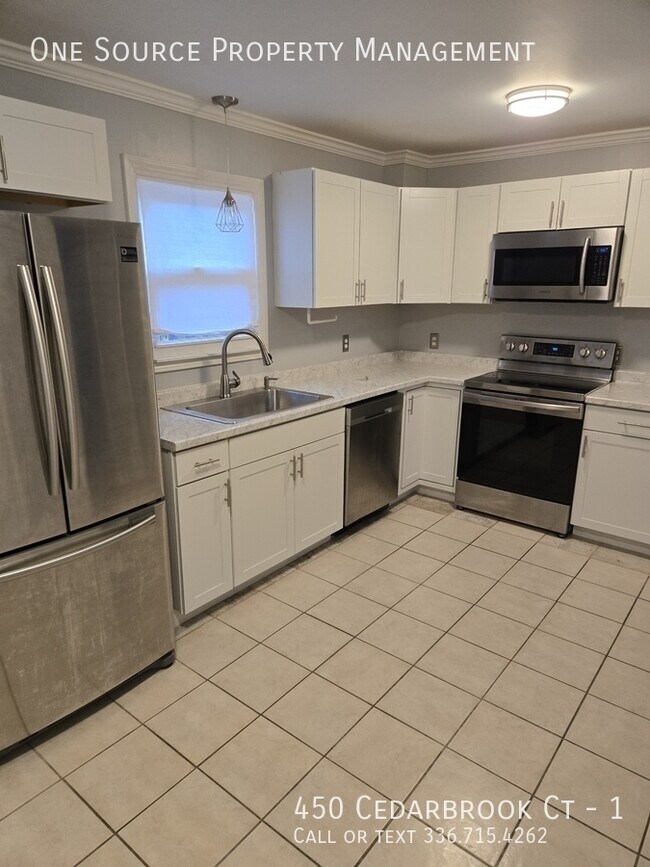 Foto del edificio - 450 Cedarbrook Ct