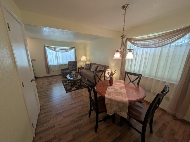 Building Photo - 2805 Lowridge Ct