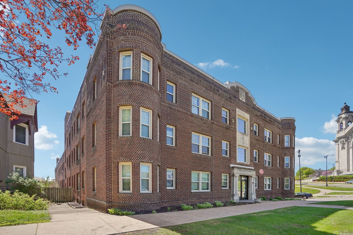 Primary Photo - Summit Hill Apartments
