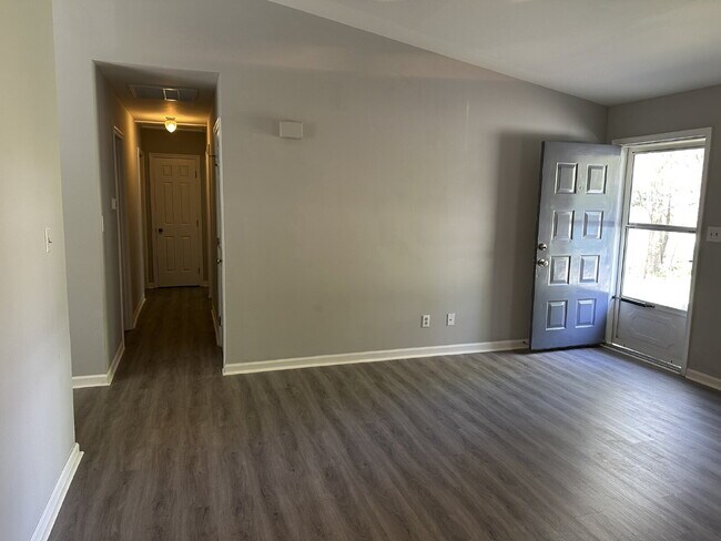 Foto del edificio - Charming 3-Bedroom 2-Bathroom Haven with F...