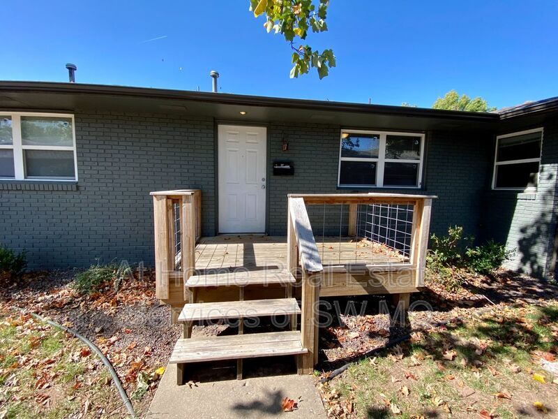 Primary Photo - 1337 E Elm St