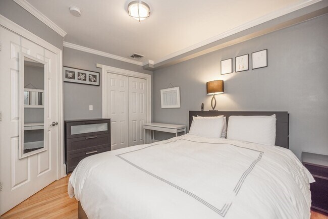 Building Photo - 98 E Brookline St