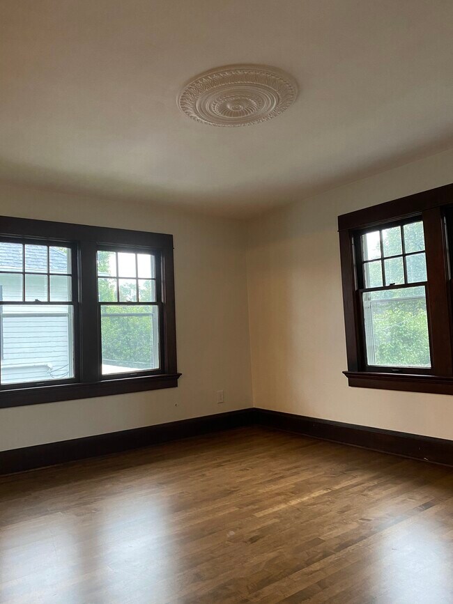 Building Photo - 1234 Porlier St