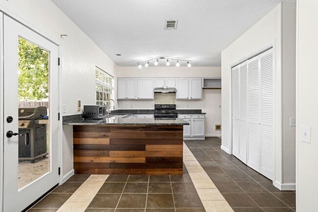 Building Photo - 9110 Chinon