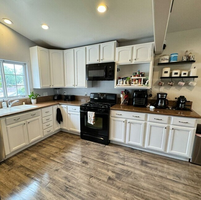 Foto del edificio - Impressive 3 BDRM, 2BA house in Rolando av...