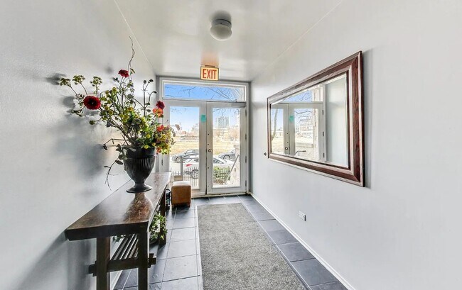 Foto del edificio - 1343 N Mohawk St