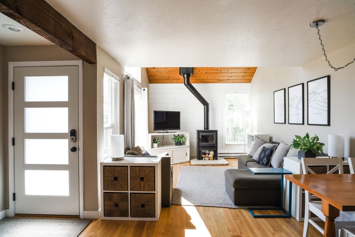 Primary Photo - Completely Remodeled 2B/1B near Shanahan P...