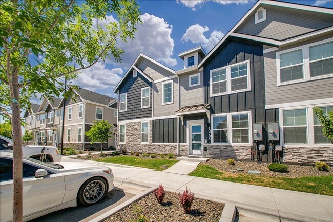 Building Photo - Cute Townhome in SW Boise
