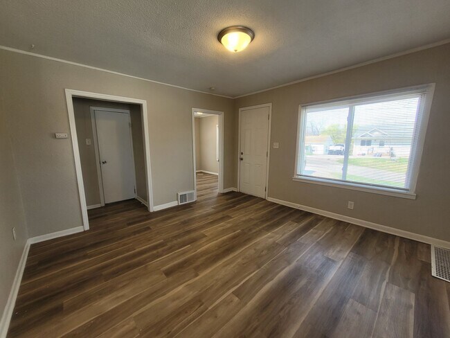 Building Photo - Pet Friendly Home near SW 9th, minutes fro...