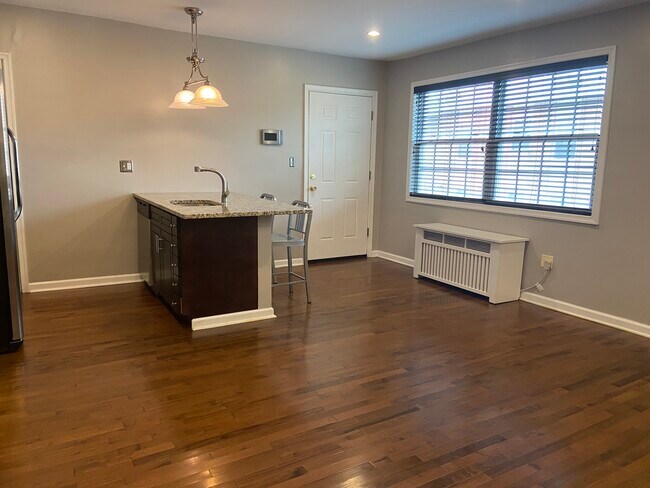 Sala de estar/cocina/comedor con grandes ventanales orientados al sur: ¡luz natural perfecta en los días soleados! - 2576 Sherman Ave NW