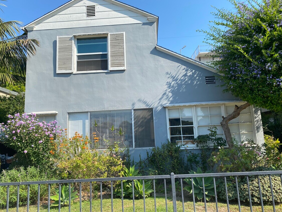 Front of Building - 9826 Vidor Dr