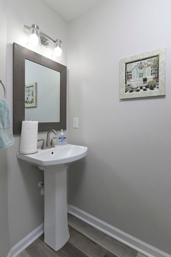 Foto del edificio - Spacious 3 Bedroom Home with Private Fence...