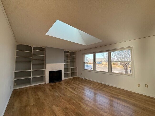 Foto del edificio - $2,600 | 3 Bedroom, 3 Bathroom House | No Pets | Available for Immediate Move In!