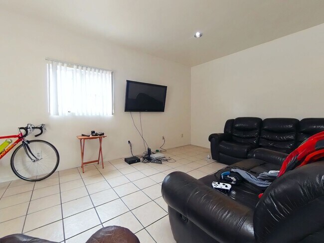 Foto del edificio - 5 bed 3 bath w/ POOL and Large rooms