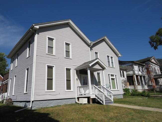 Building Photo - 304 E Main St