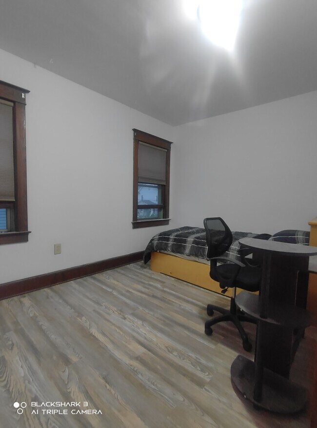 Foto del edificio - 31 Burbank Ave