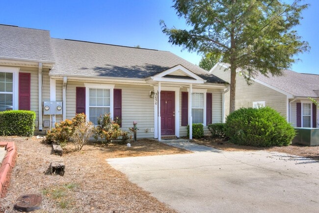 Building Photo - Updated 2 Bed 2 Bath Townhouse