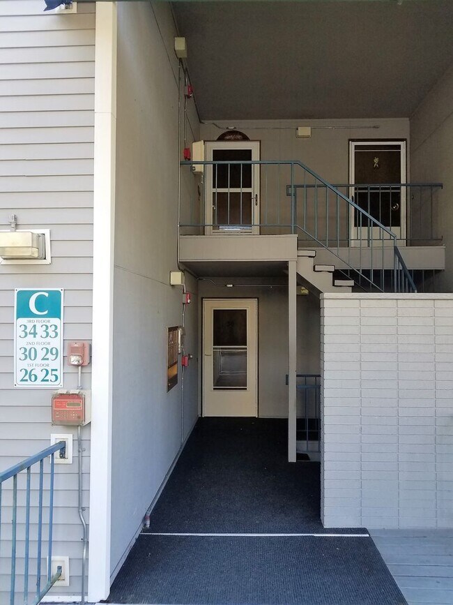 Building Photo - Oyster Bay Waterfront Condo!