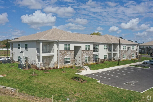 Edificio - Arbours at Hester Lake