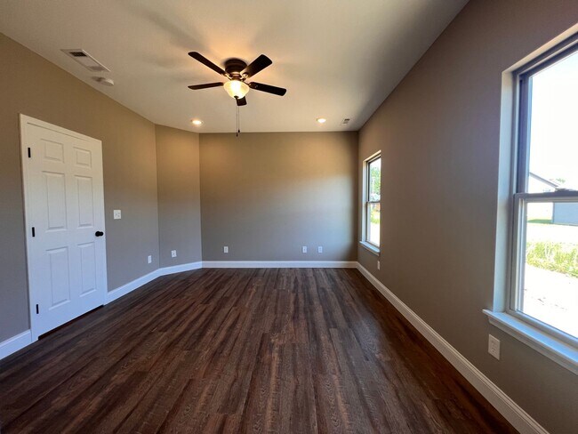 Foto del edificio - New condo 2 bedroom, 2 bath, 2 car garage