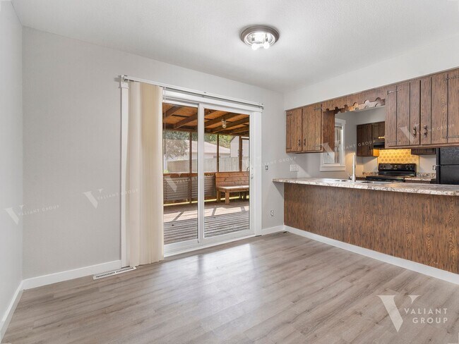 Foto del edificio - Charming Three-Bedroom, Two-Bathroom Ranch...