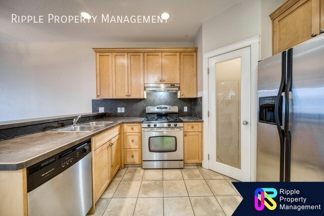 Building Photo - Modern 2 Beds, 2.5 Baths Townhouse | No Pe...