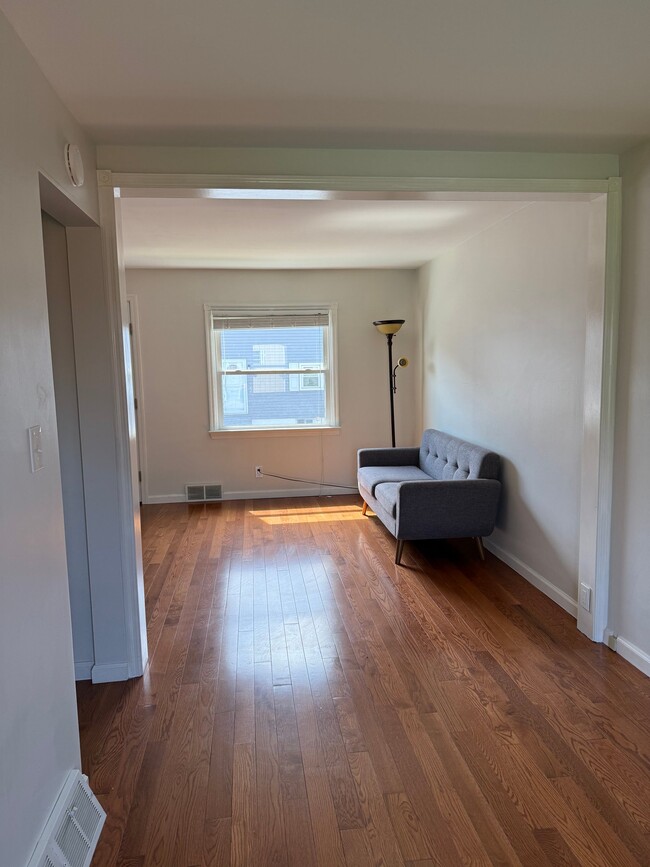 Building Photo - 46 E 2nd St