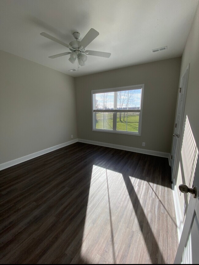Building Photo - 1040 Glenkirk Dr